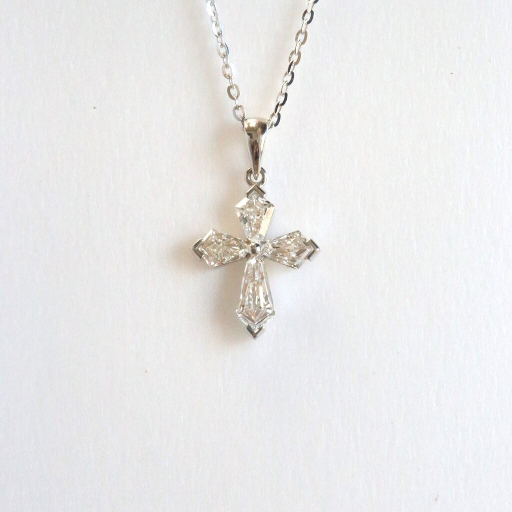 American Jewelry 18k White Gold 0.75ctw Kite Diamond Cross Pendant Necklace (18")