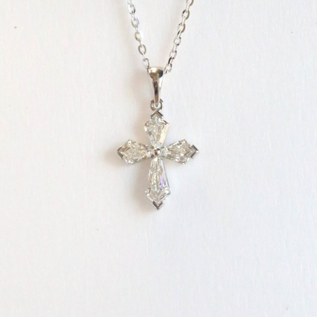 American Jewelry 18k White Gold 0.48ctw Kite Diamond Cross Pendant Necklace (18")