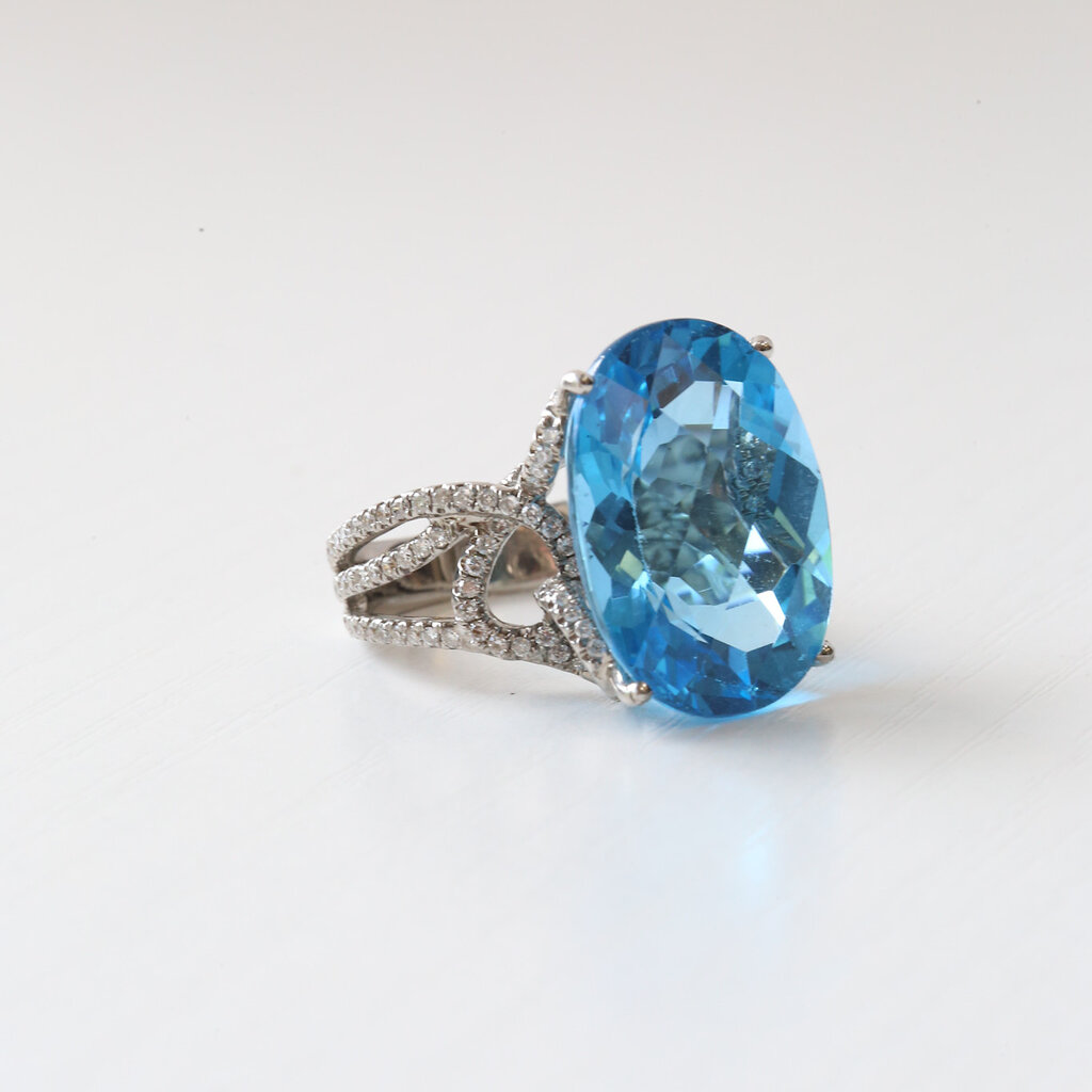 ESTATE 18k White Gold Apx. 21ct Oval Blue Topaz and 1ctw Diamond Accented Ring (Size 5.5)