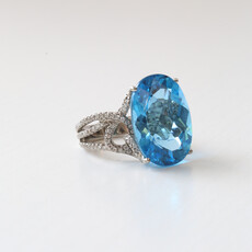 ESTATE 18k White Gold Apx. 21ct Oval Blue Topaz and 1ctw Diamond Accented Ring (Size 5.5)