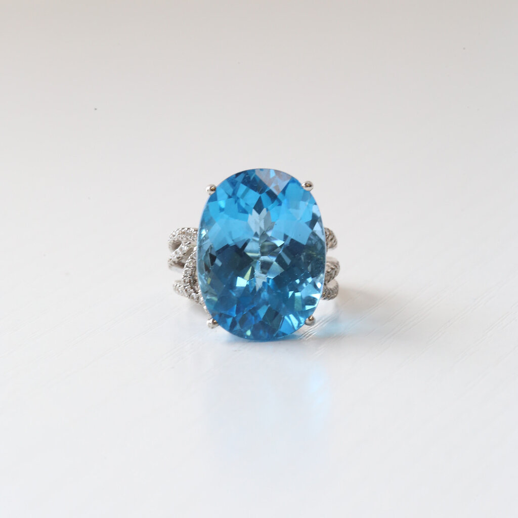 ESTATE 18k White Gold Apx. 21ct Oval Blue Topaz and 1ctw Diamond Accented Ring (Size 5.5)