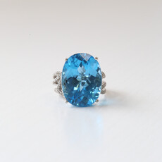 ESTATE 18k White Gold Apx. 21ct Oval Blue Topaz and 1ctw Diamond Accented Ring (Size 5.5)