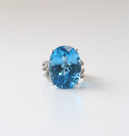 ESTATE 18k White Gold Apx. 21ct Oval Blue Topaz and 1ctw Diamond Accented Ring (Size 5.5)