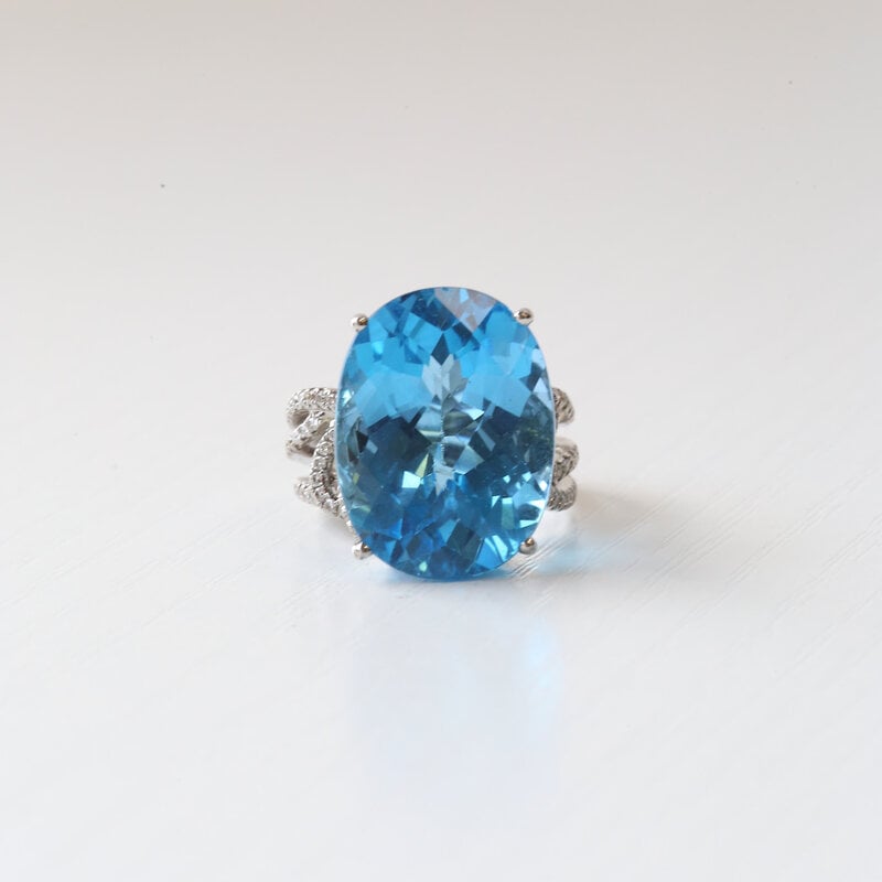 ESTATE 18k White Gold Apx. 21ct Oval Blue Topaz and 1ctw Diamond Accented Ring (Size 5.5)