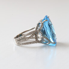 ESTATE 18k White Gold Apx. 21ct Oval Blue Topaz and 1ctw Diamond Accented Ring (Size 5.5)