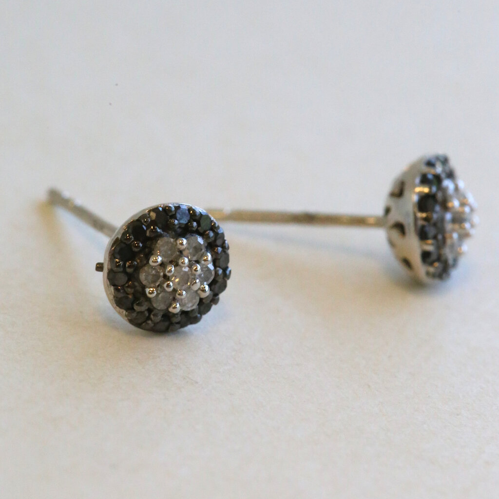 American Jewelry ESTATE Sterling Silver .15ctw White and Black Diamond Stud Earrings