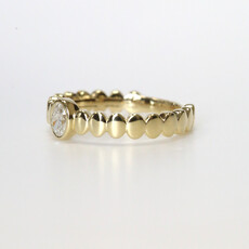 American Jewelry 14k Yellow Gold .25ct Oval Diamond Scalloped Bezel Ring (Size 7)