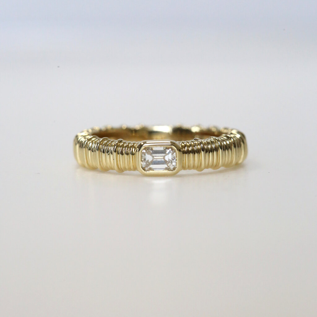 American Jewelry 14k Yellow Gold .26ct East to West Emerald Bezel Ribbed Ring (Size 7)