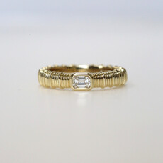 American Jewelry 14k Yellow Gold .26ct East to West Emerald Bezel Ribbed Ring (Size 7)