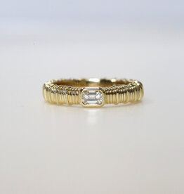 American Jewelry 14k Yellow Gold .26ct East to West Emerald Bezel Ribbed Ring (Size 7)