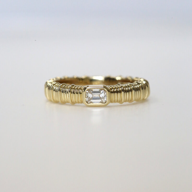 American Jewelry 14k Yellow Gold .26ct East to West Emerald Bezel Ribbed Ring (Size 7)