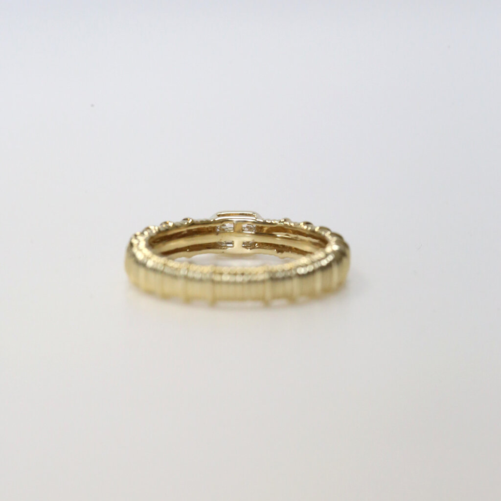 American Jewelry 14k Yellow Gold .26ct East to West Emerald Bezel Ribbed Ring (Size 7)