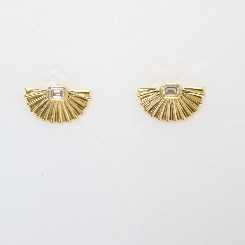 American Jewelry 14k Yellow Gold .23ctw Emerald Diamond Bezel Fan Stud Earrings