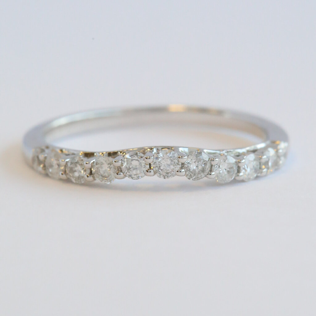 American Jewelry 14k White Gold .52ctw Diamond Curved Contour Wedding Band Ring (Size 7)