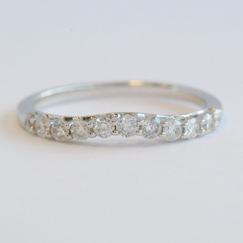 American Jewelry 14k White Gold .52ctw Diamond Curved Contour Wedding Band Ring (Size 7)
