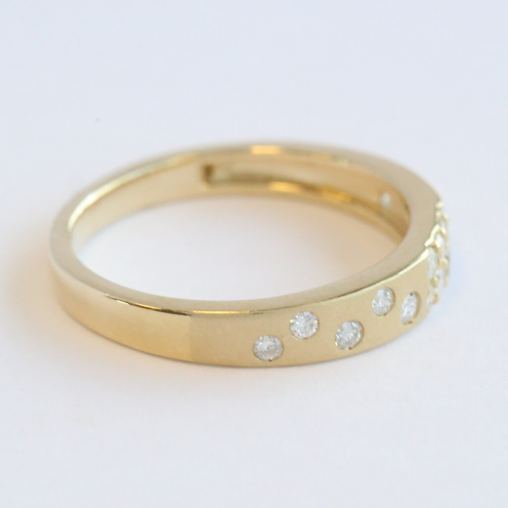 American Jewelry 14k Yellow Gold .34ctw Diamond Gypsy Set Wedding Band Ring (Size 7)