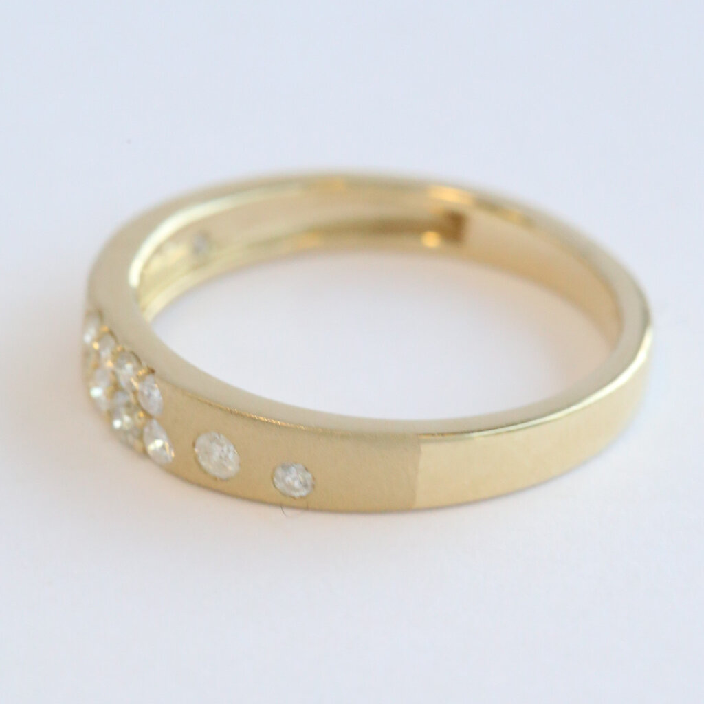 American Jewelry 14k Yellow Gold .34ctw Diamond Gypsy Set Wedding Band Ring (Size 7)