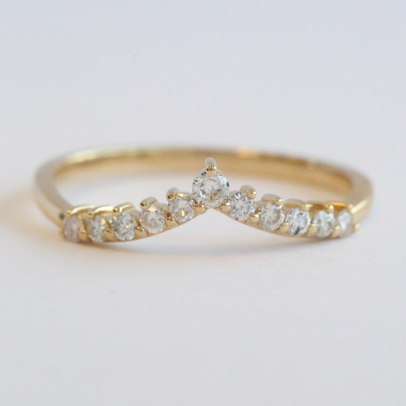 American Jewelry 14k Yellow Gold .28ctw Diamond Contour Curved Wedding Band Ring (Size 7)
