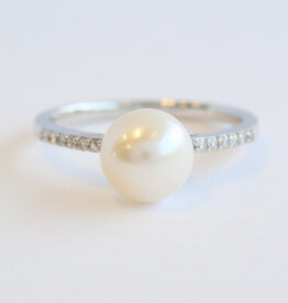 American Jewelry 14k White Gold .10ct Diamond 8mm Pearl Ring (Size 7)