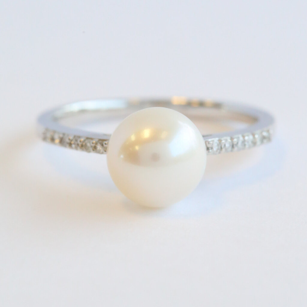 American Jewelry 14k White Gold .10ct Diamond 8mm Pearl Ring (Size 7)