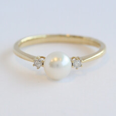American Jewelry 14k Yellow Gold 5mm Pearl and Diamond Accent Ring (Size 7)