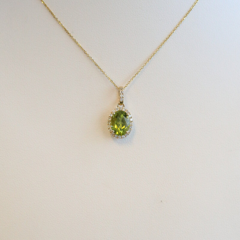 American Jewelry 14k Yellow Gold  1.3ct Peridot .12ctw Diamond Oval Halo Necklace