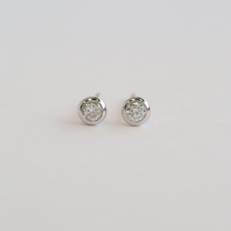 American Jewelry 14k White Gold .10ctw Diamond Petite Bezel Stud Earrings