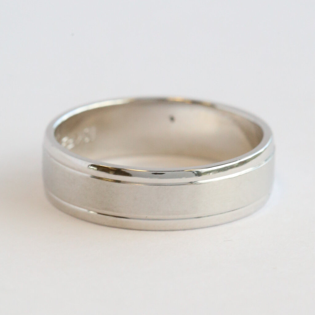 American Jewelry ESTATE 10k White Gold Notched Edge Mens Wedding Band (Size 9.5)