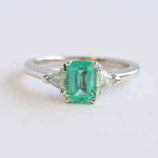 American Jewelry ESTATE 14k White Gold Approx. 1ct Emerald and Trillion Cut Diamond 3 Stone Ring (Size 6.25)