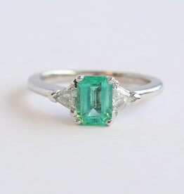 American Jewelry ESTATE 14k White Gold Approx. 1ct Emerald and Trillion Cut Diamond 3 Stone Ring (Size 6.25)