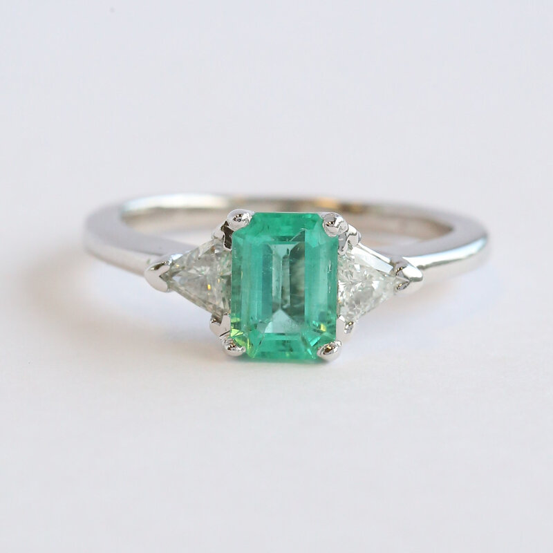 American Jewelry ESTATE 14k White Gold Approx. 1ct Emerald and Trillion Cut Diamond 3 Stone Ring (Size 6.25)