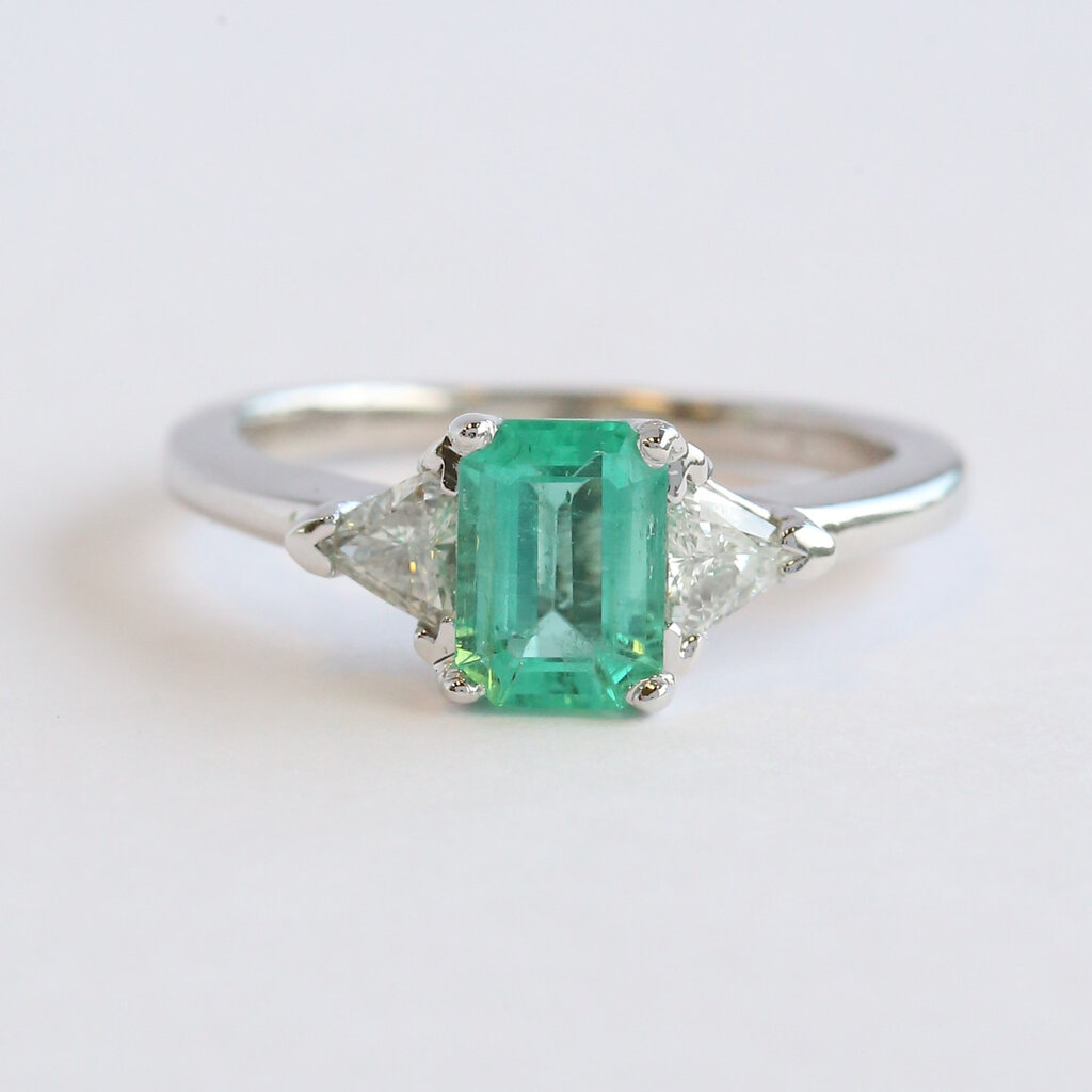 American Jewelry ESTATE 14k White Gold Approx. 1ct Emerald and Trillion Cut Diamond 3 Stone Ring (Size 6.25)