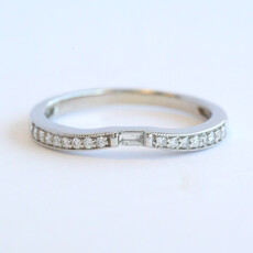 American Jewelry ESTATE 14k White Gold .15ctw Diamond Round & Baguette Curved Contour Band (Size 7)