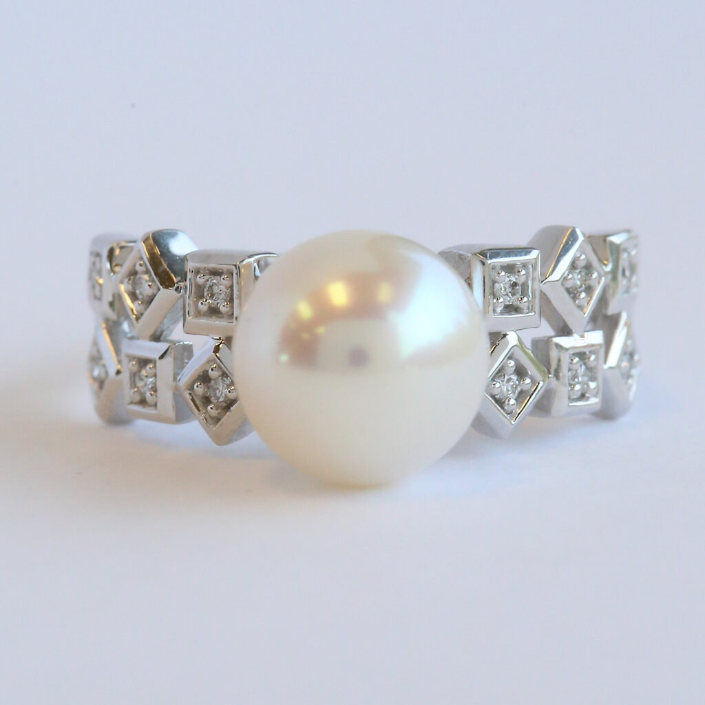 American Jewelry 18k White Gold .08ctw Diamond 9-9.5mm Akoya Pearl Geometric Shape Ring