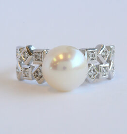 American Jewelry 18k White Gold .08ctw Diamond 9-9.5mm Akoya Pearl Geometric Shape Ring