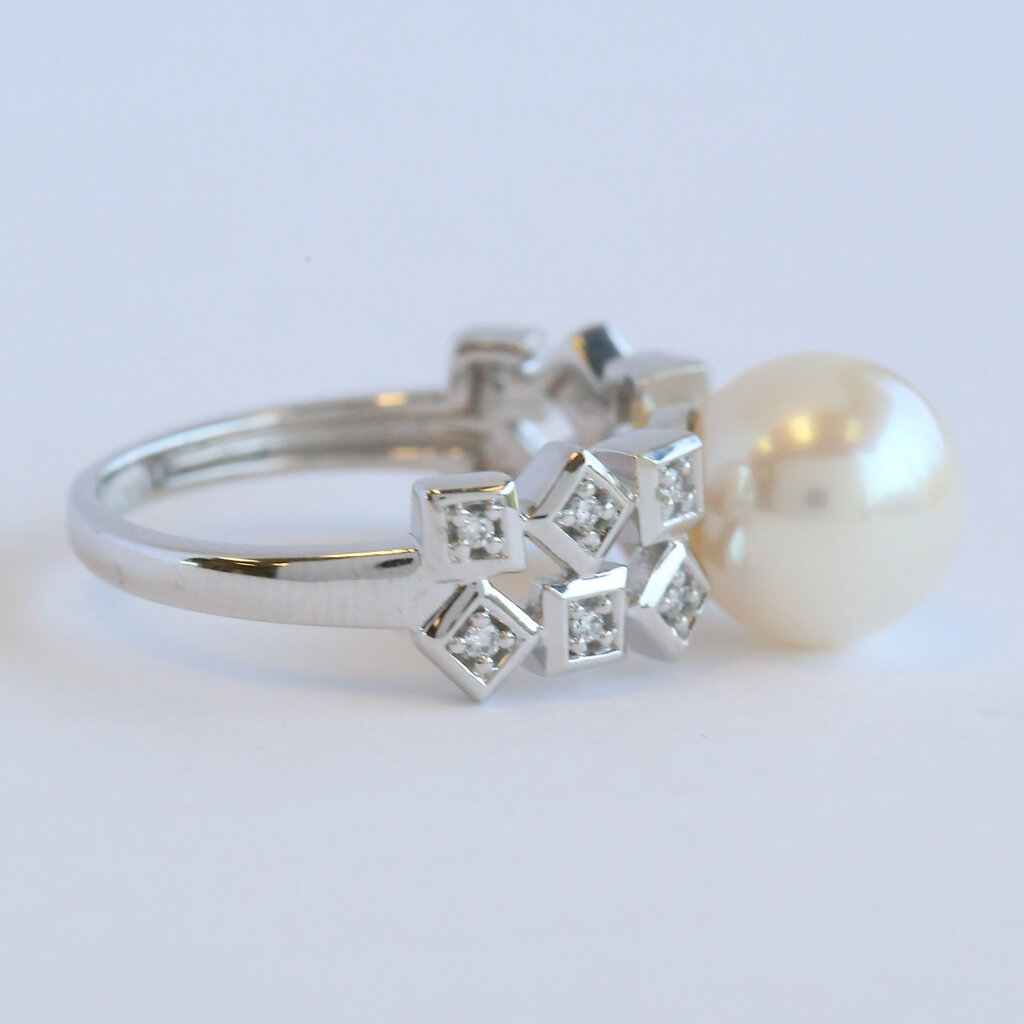 American Jewelry 18k White Gold .08ctw Diamond 9-9.5mm Akoya Pearl Geometric Shape Ring