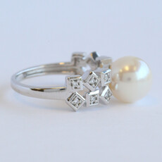 American Jewelry 18k White Gold .08ctw Diamond 9-9.5mm Akoya Pearl Geometric Shape Ring
