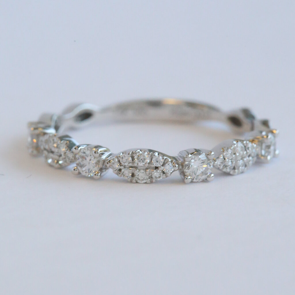 American Jewelry 14k White Gold .31ctw Diamond Scalloped Wedding Band Ring