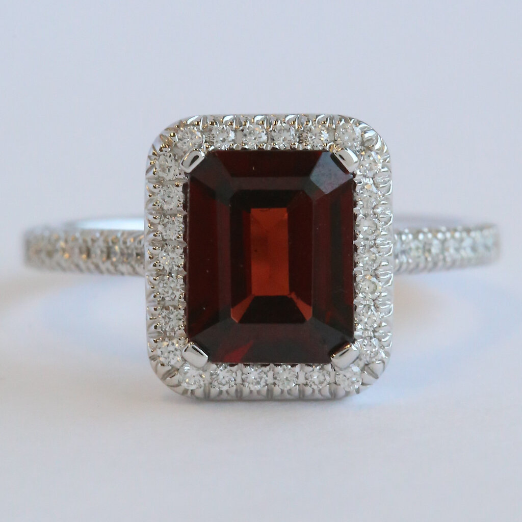 American Jewelry 14k White Gold .35ct Garnet .25ctw Diamond Emerald Halo Ring