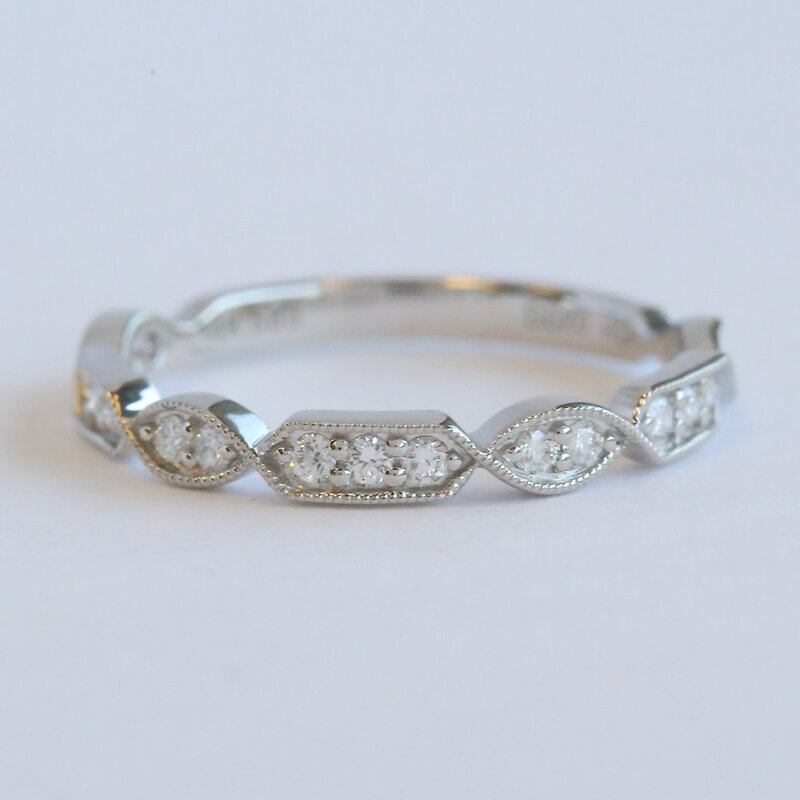 American Jewelry 14k White Gold .20ctw Diamond Milgrain Scalloped Wedding Band