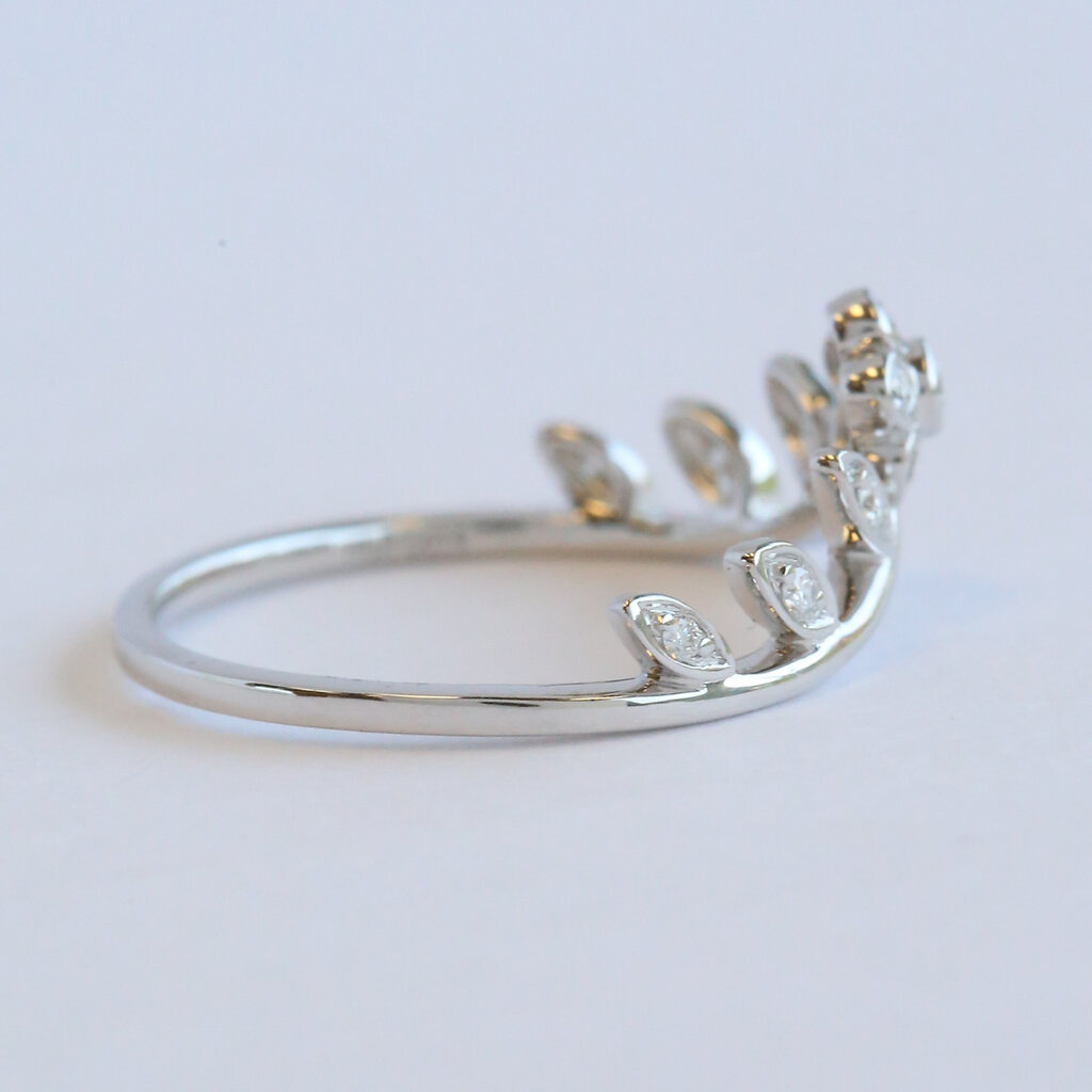 American Jewelry 14k White Gold .14ctw Diamond Flower & Leaf Design V Contour Wedding Band