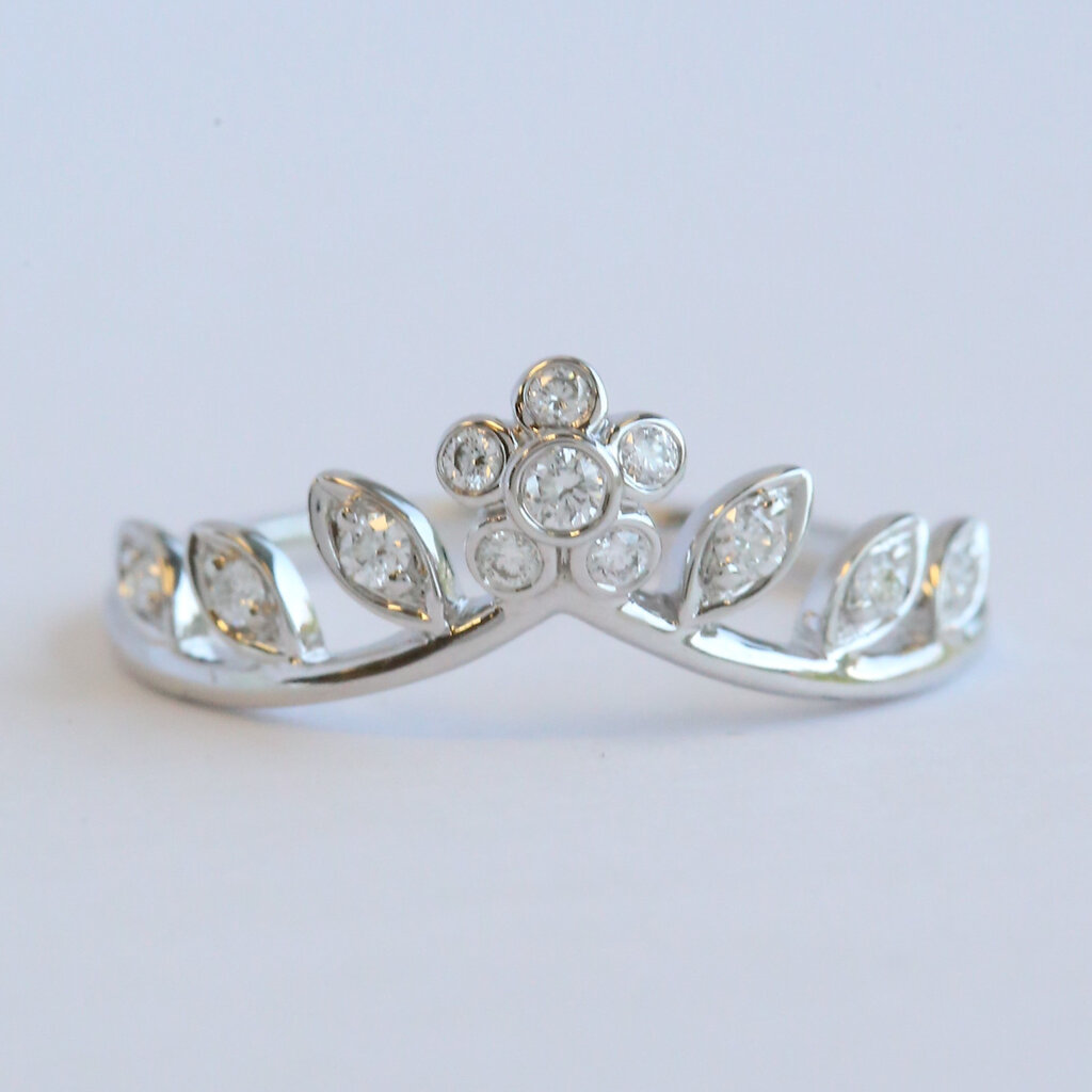 American Jewelry 14k White Gold .14ctw Diamond Flower & Leaf Design V Contour Wedding Band