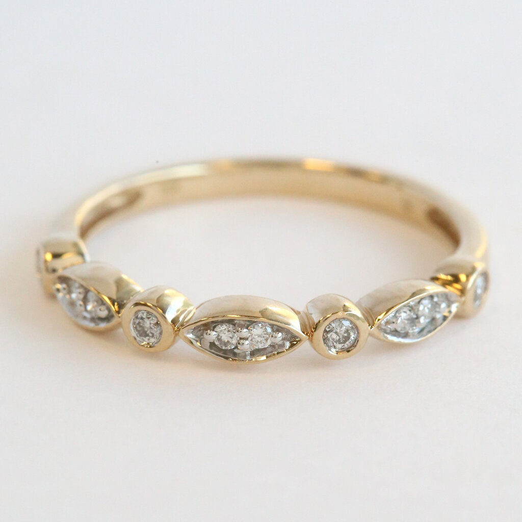 American Jewelry ESTATE 10k Yellow Gold .10ctw Diamond Scalloped Wedding Band