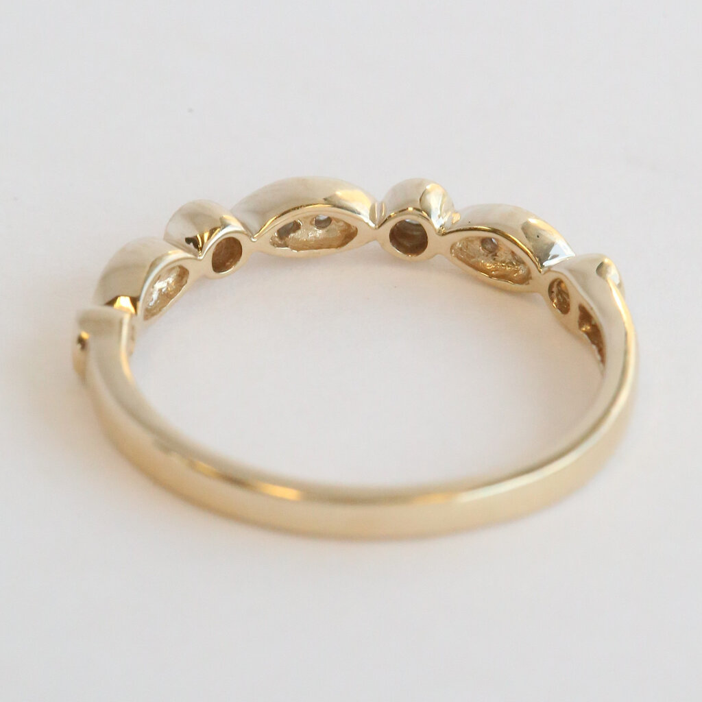 American Jewelry ESTATE 10k Yellow Gold .10ctw Diamond Scalloped Wedding Band