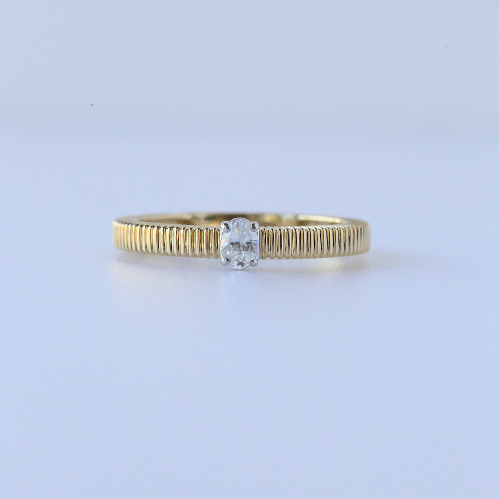 14k Yellow Gold .14ct Oval Diamond Ribbed Ring (Size 7)