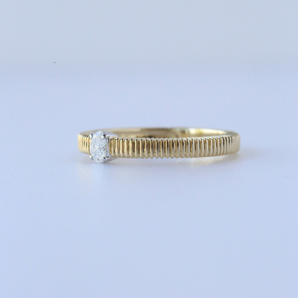 14k Yellow Gold .14ct Oval Diamond Ribbed Ring (Size 7)