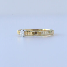 14k Yellow Gold .14ct Oval Diamond Ribbed Ring (Size 7)
