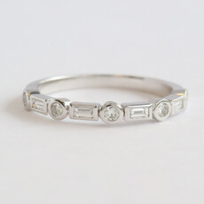 American Jewelry 14k White Gold .31ctw Diamond Baguette & Round Alternating Bezel Wedding Band