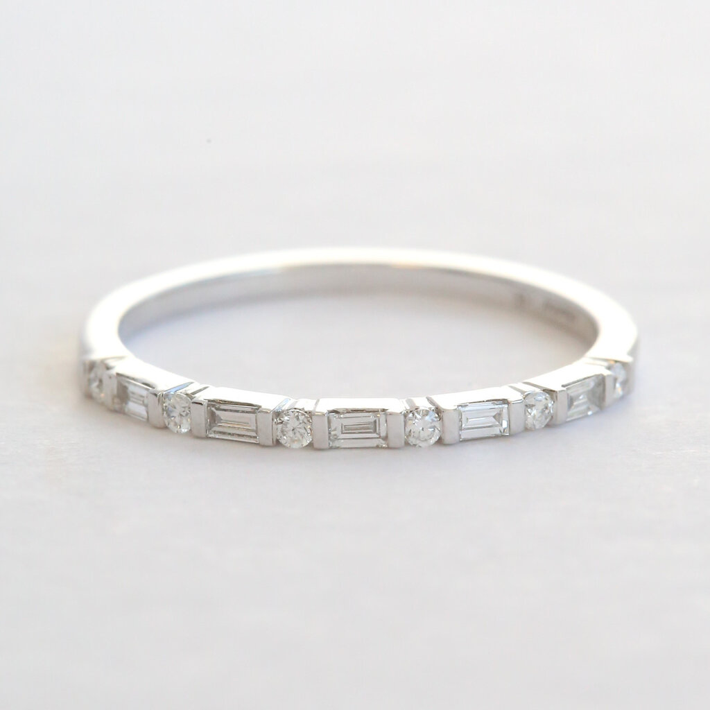 American Jewelry 14k White Gold .17ctw Diamond Emerald & Round Wedding Band