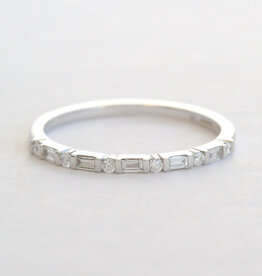 American Jewelry 14k White Gold .17ctw Diamond Emerald & Round Wedding Band